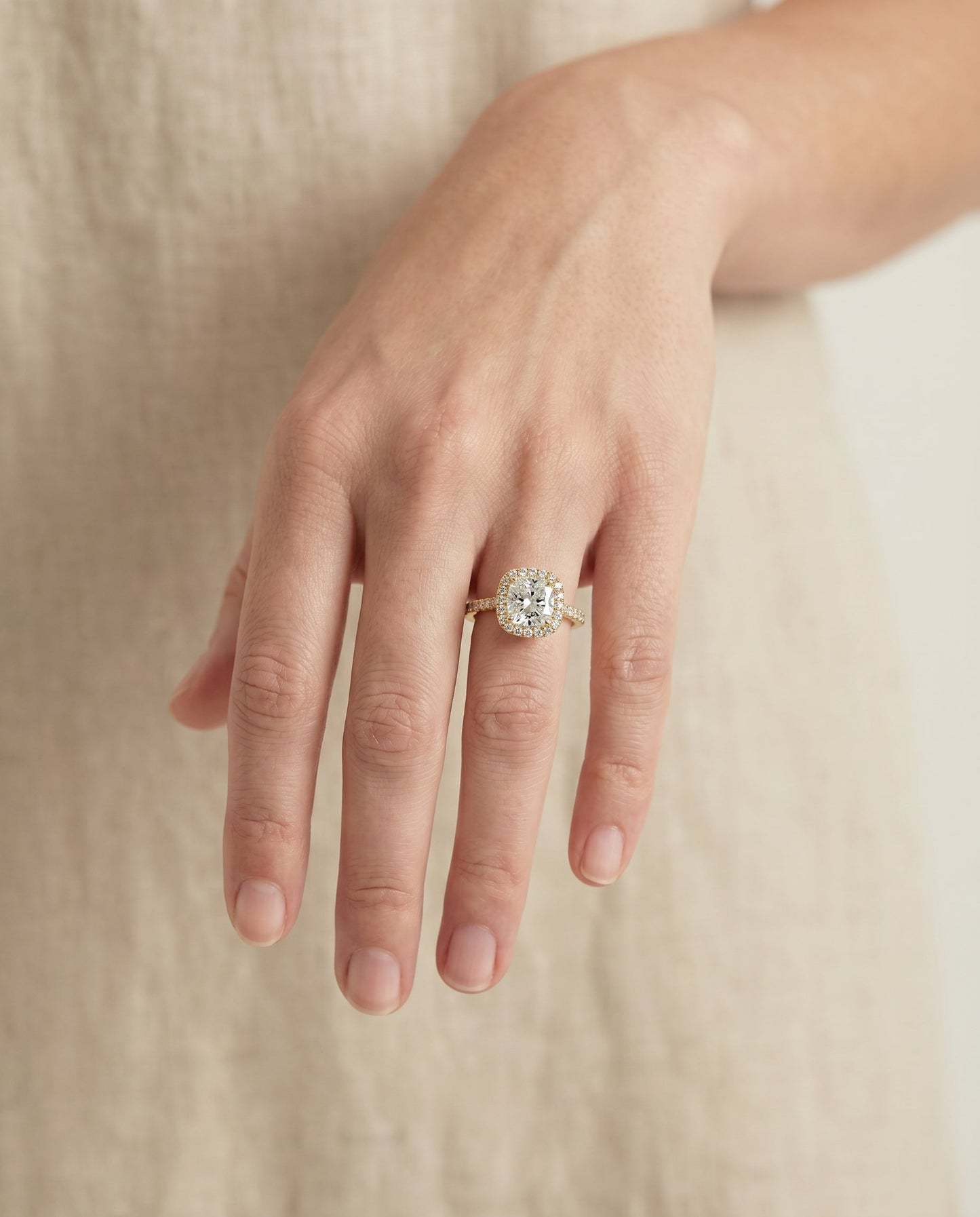 ตัวเรือนแหวนหมั้น Sonata Pavé Halo สำหรับเพชรทรง Cushion (คุชชั่น) ทองคำ 18K