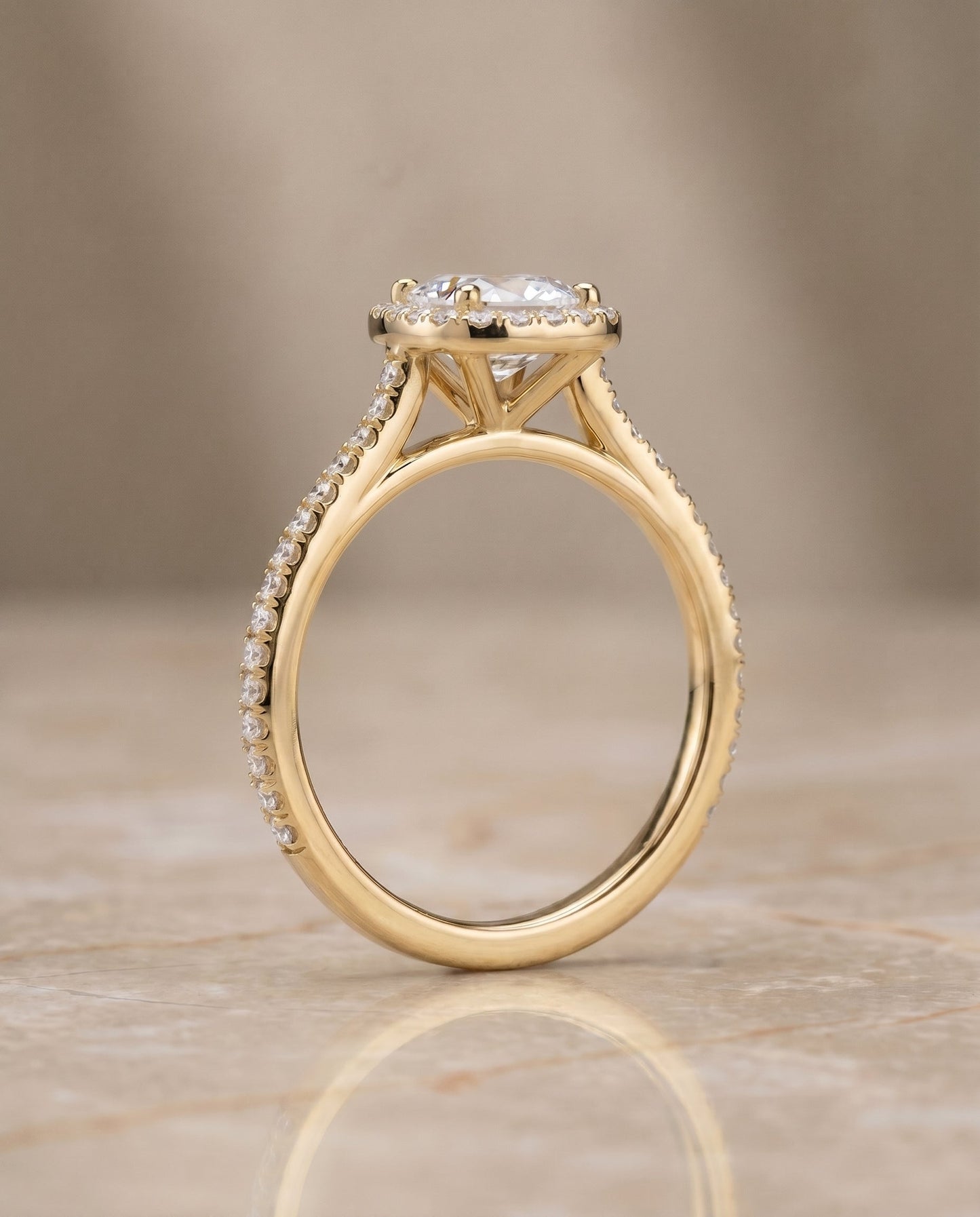 ตัวเรือนแหวนหมั้น Sonata Pavé Halo สำหรับเพชรทรง Cushion (คุชชั่น) ทองคำ 18K