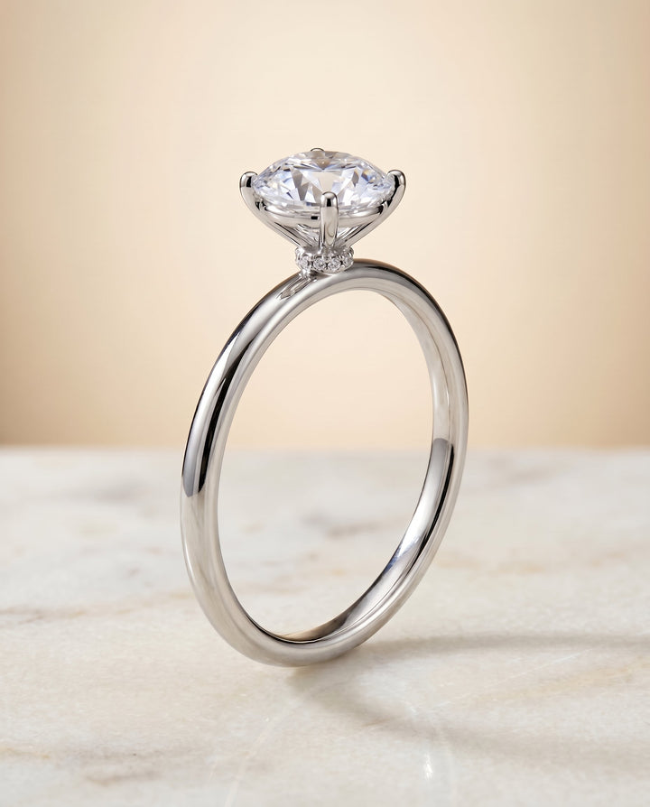 ตัวเรือนแหวนหมั้น Joni Hidden Halo Solitaire สำหรับเพชรทรงกลม ขนาด 18K ทองคำขาว