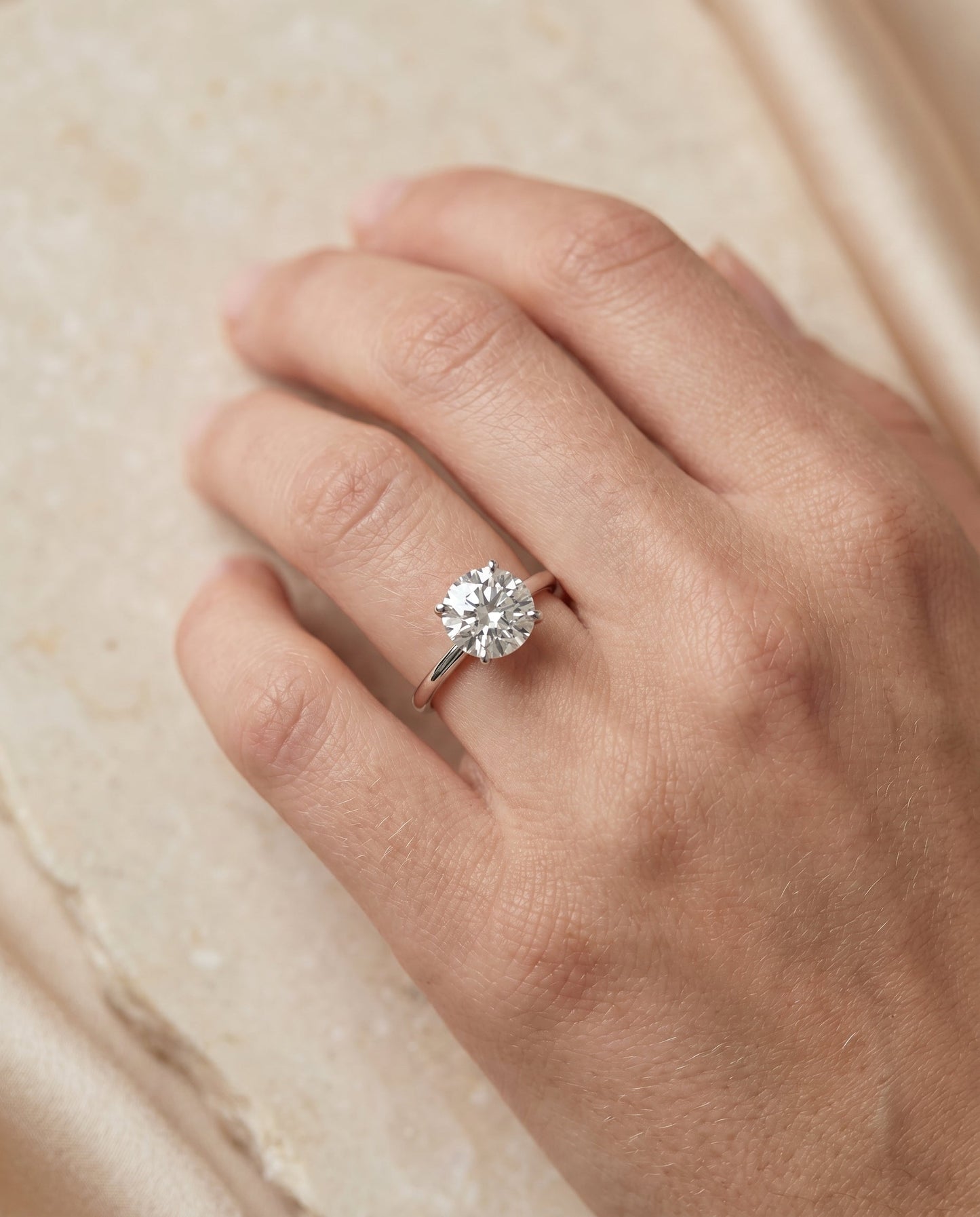 ตัวเรือนแหวนหมั้น Joni Hidden Halo Solitaire สำหรับเพชรทรงกลม ขนาด 18K ทองคำขาว