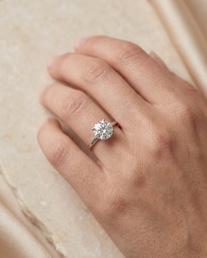 ตัวเรือนแหวนหมั้น Joni Hidden Halo Solitaire สำหรับเพชรทรงกลม ขนาด 18K ทองคำขาว
