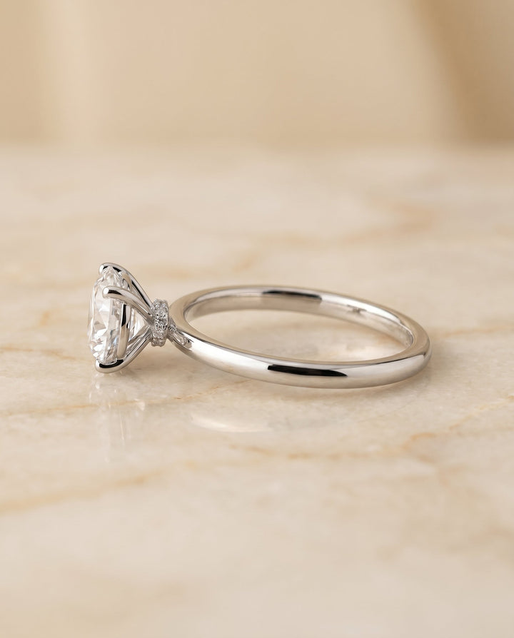 ตัวเรือนแหวนหมั้น Joni Hidden Halo Solitaire สำหรับเพชรทรงกลม ขนาด 18K ทองคำขาว
