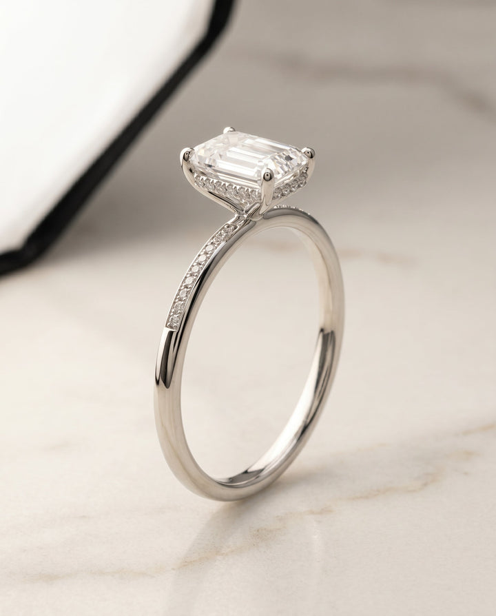 แหวนหมั้นเดี่ยว The Brenda Hidden Halo Solitaire สำหรับเพชรทรงเอมเมอรัลด์คัต ตัวเรือนทองคำขาว 18K