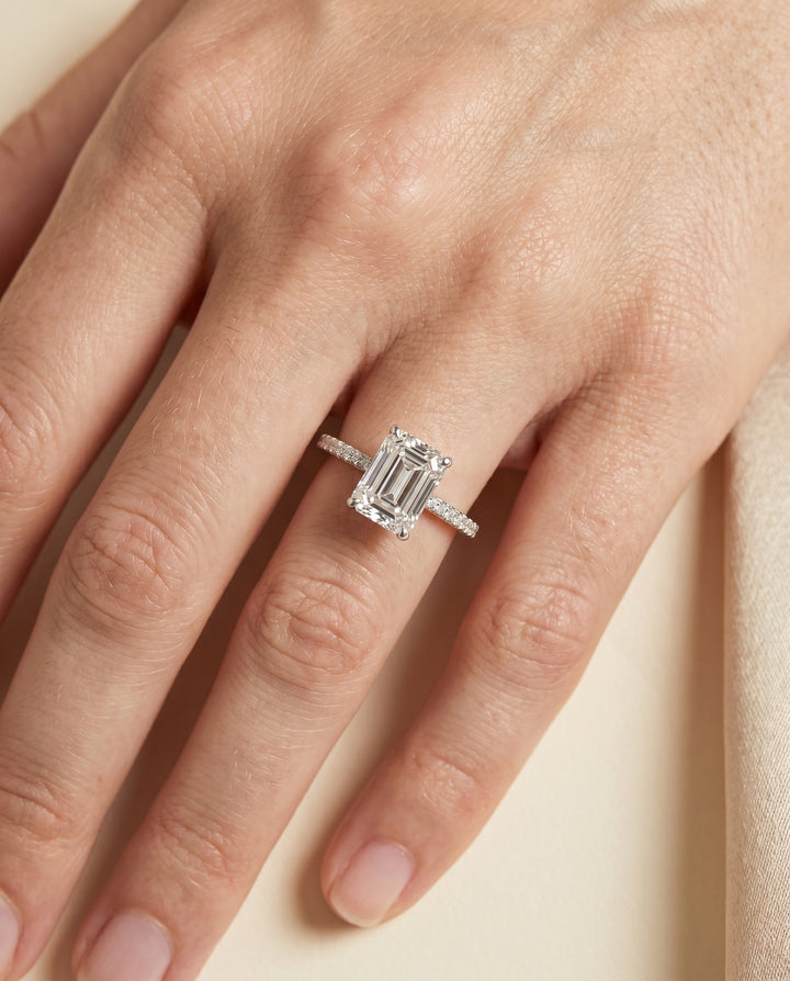 แหวนหมั้นเดี่ยว The Brenda Hidden Halo Solitaire สำหรับเพชรทรงเอมเมอรัลด์คัต ตัวเรือนทองคำขาว 18K