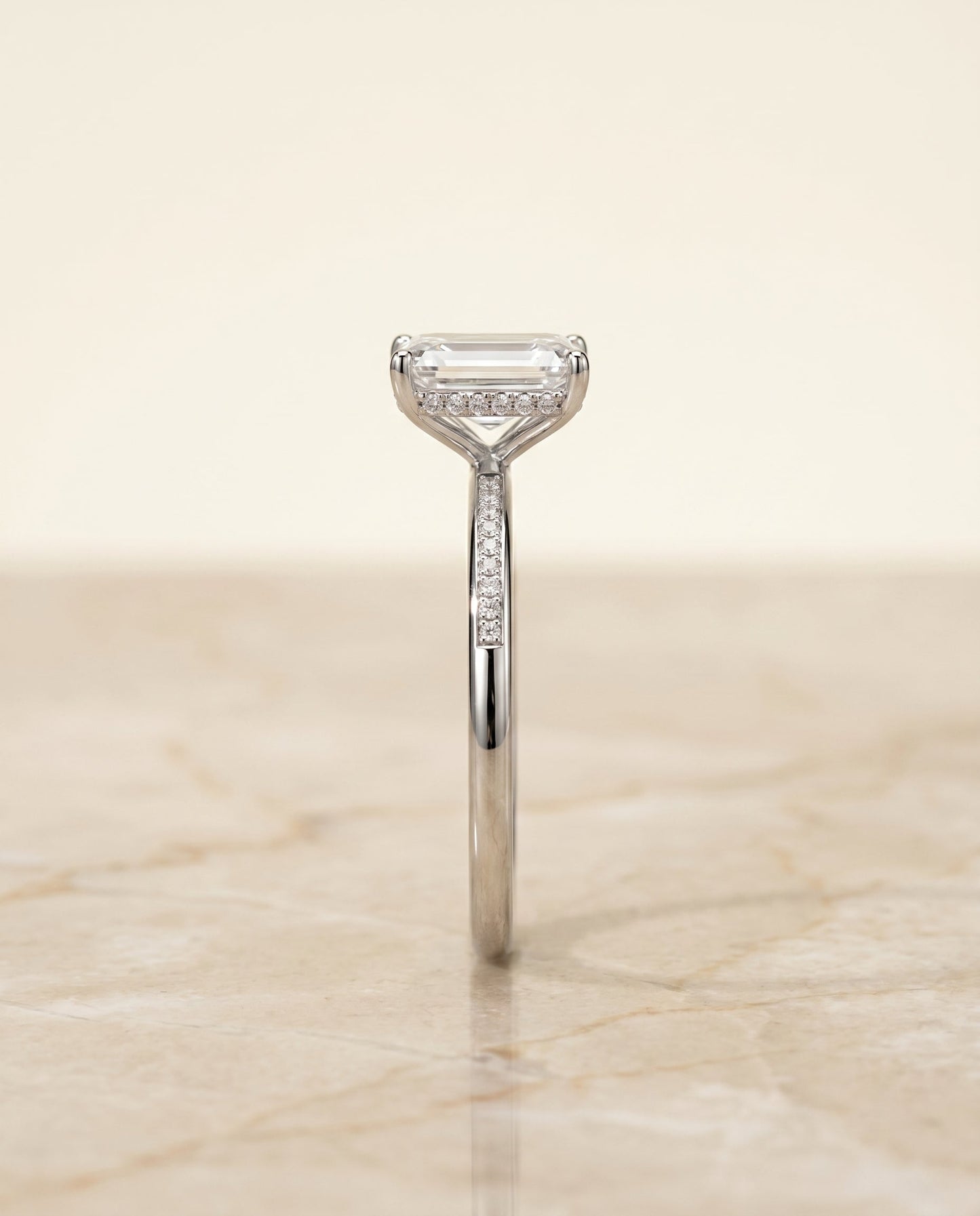แหวนหมั้นเดี่ยว The Brenda Hidden Halo Solitaire สำหรับเพชรทรงเอมเมอรัลด์คัต ตัวเรือนทองคำขาว 18K