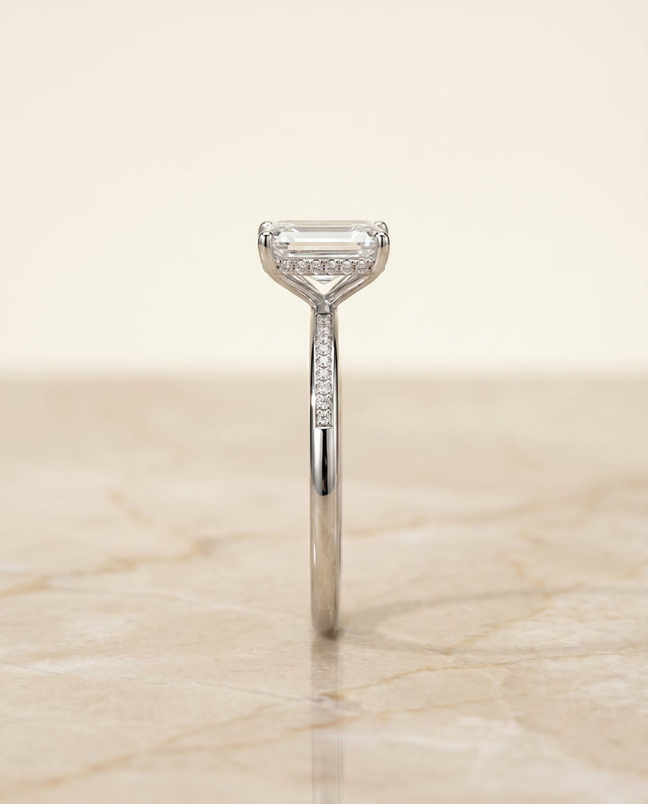 แหวนหมั้นเดี่ยว The Brenda Hidden Halo Solitaire สำหรับเพชรทรงเอมเมอรัลด์คัต ตัวเรือนทองคำขาว 18K