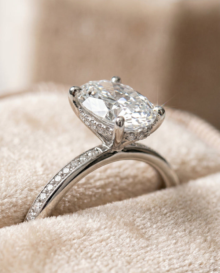 ตัวเรือนแหวนหมั้น Brenda Hidden Halo Solitaire สำหรับเพชรรูปไข่ ทองคำขาว 18K