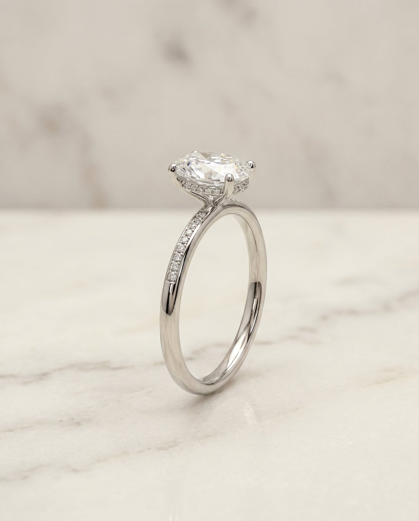 ตัวเรือนแหวนหมั้น Brenda Hidden Halo Solitaire สำหรับเพชรรูปไข่ ทองคำขาว 18K