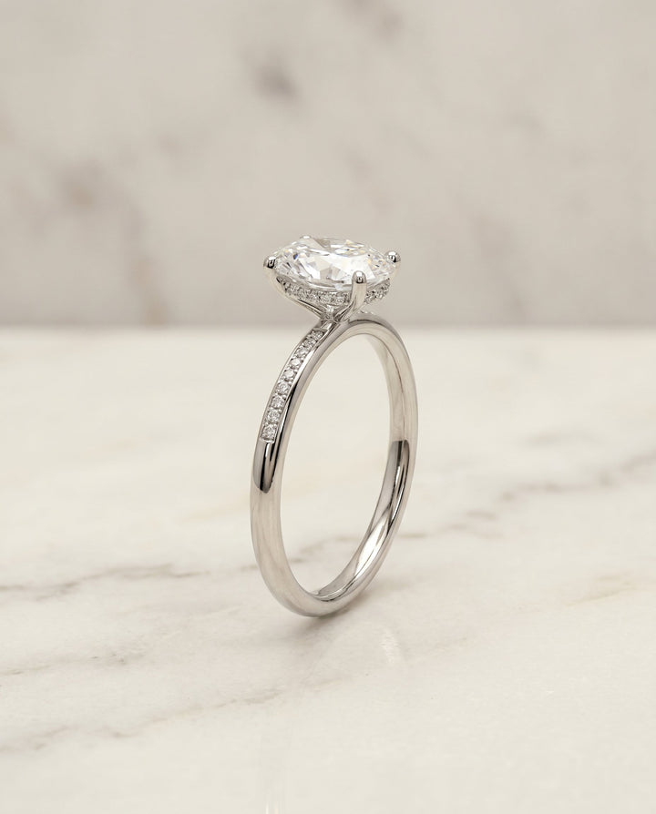 ตัวเรือนแหวนหมั้น Brenda Hidden Halo Solitaire สำหรับเพชรรูปไข่ ทองคำขาว 18K