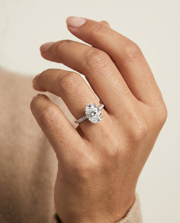 ตัวเรือนแหวนหมั้น Brenda Hidden Halo Solitaire สำหรับเพชรรูปไข่ ทองคำขาว 18K