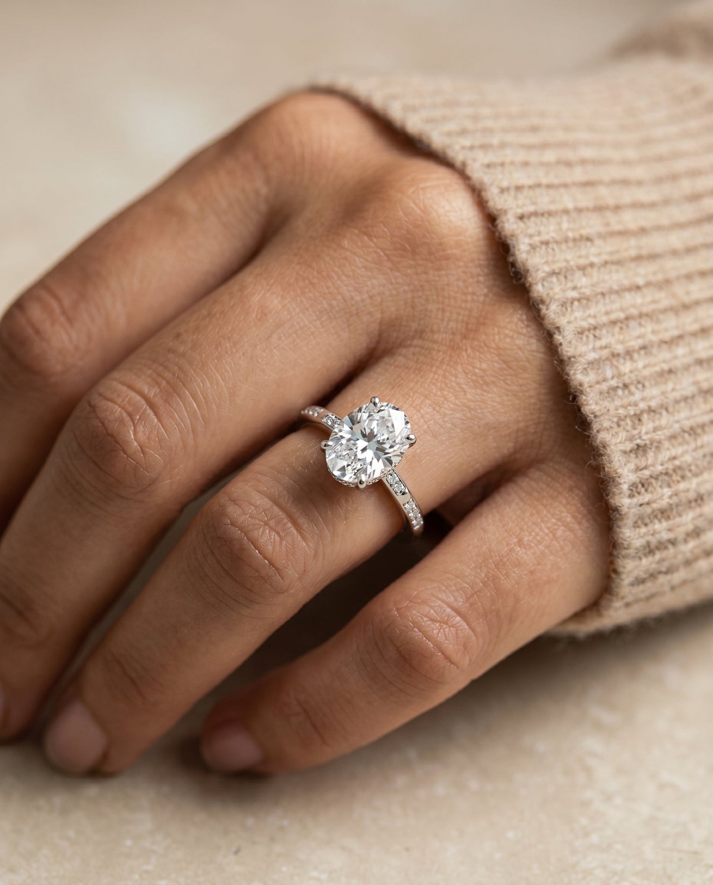 ตัวเรือนแหวนหมั้น Wanda Hidden Halo Solitaire สำหรับเพชรทรงไข่ทองคำขาว 18K
