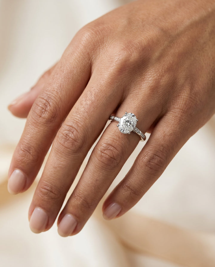 ตัวเรือนแหวนหมั้น Wanda Hidden Halo Solitaire สำหรับเพชรรูปไข่ ประดับด้วยแพลทินัม
