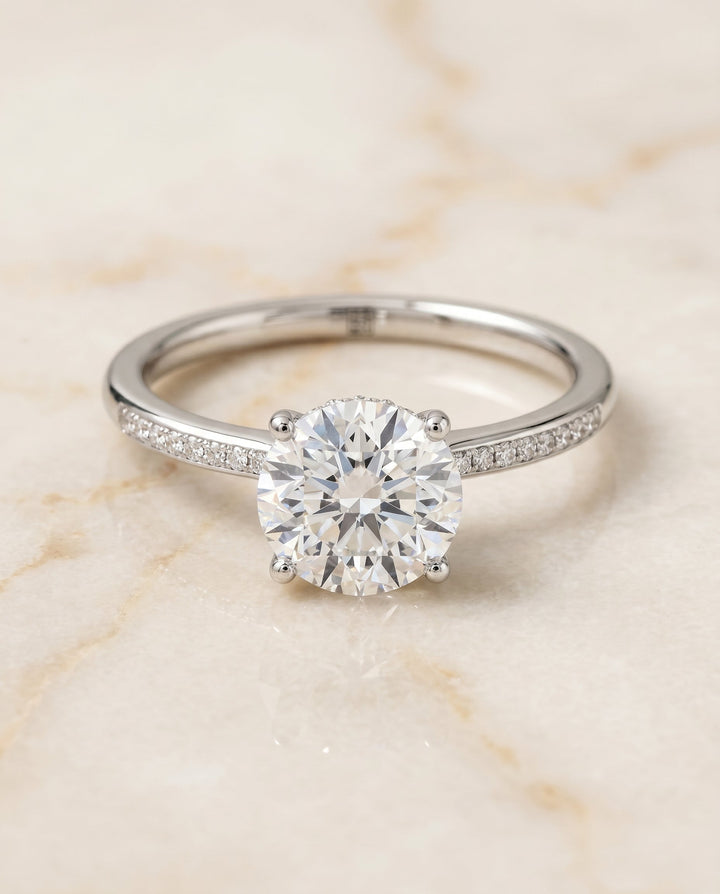 ตัวเรือนแหวนหมั้นเพชรเม็ดเดี่ยว Brenda Hidden Halo สำหรับเพชรทรงกลม ตัวเรือนทองคำขาว 18K