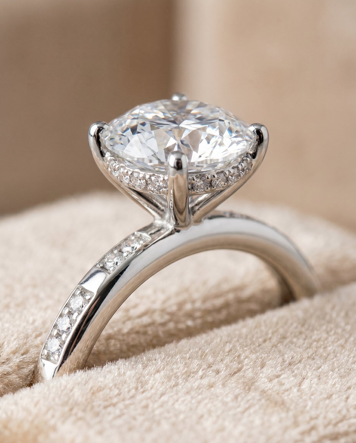 ตัวเรือนแหวนหมั้นประดับเพชร Wanda Hidden Halo Solitaire สำหรับเพชรทรงกลมในทองคำขาว 18K