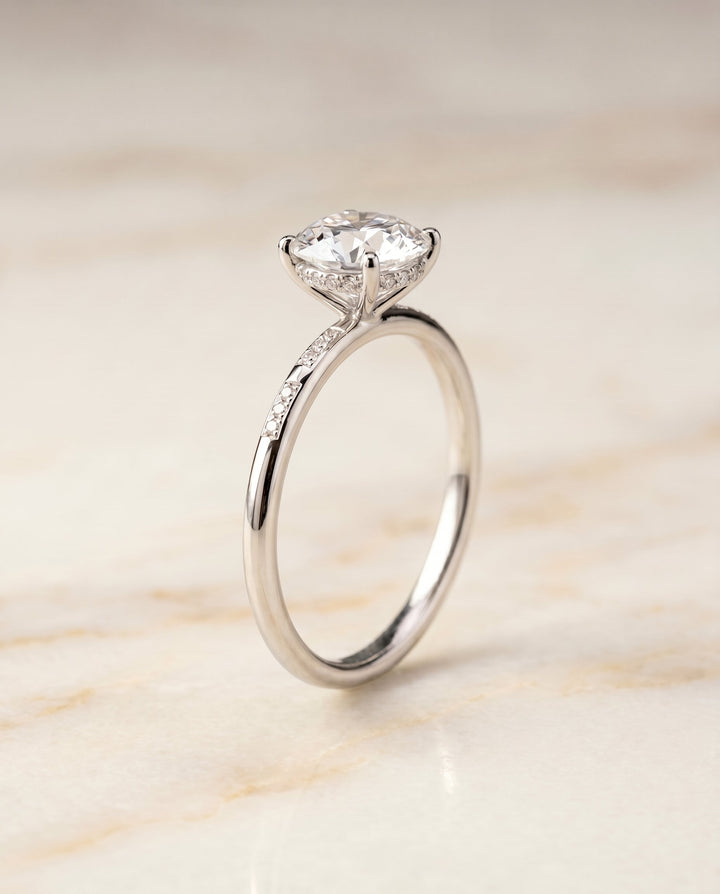ตัวเรือนแหวนหมั้นประดับเพชร Wanda Hidden Halo Solitaire สำหรับเพชรทรงกลมในทองคำขาว 18K