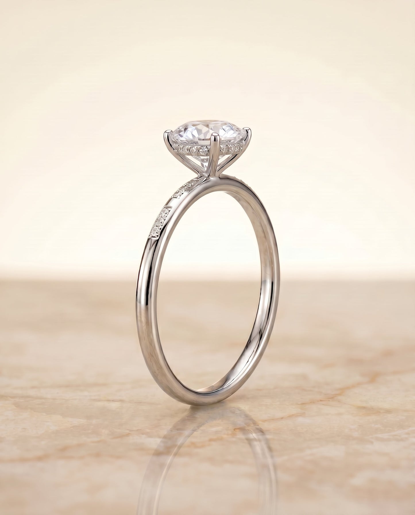 ตัวเรือนแหวนหมั้นประดับเพชร Wanda Hidden Halo Solitaire สำหรับเพชรทรงกลมในทองคำขาว 18K