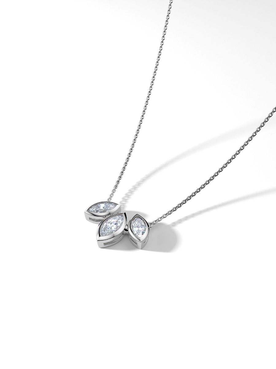 ROCKHER สร้อยคอจี้เงินสเตอร์ลิง .925 ประกอบด้วยหินคิวบิกเซอร์โคเนียสีขาวรูปมาร์คีส์สามเม็ดแบบขอบบาเซิล บนสายโซ่ยาว 18"