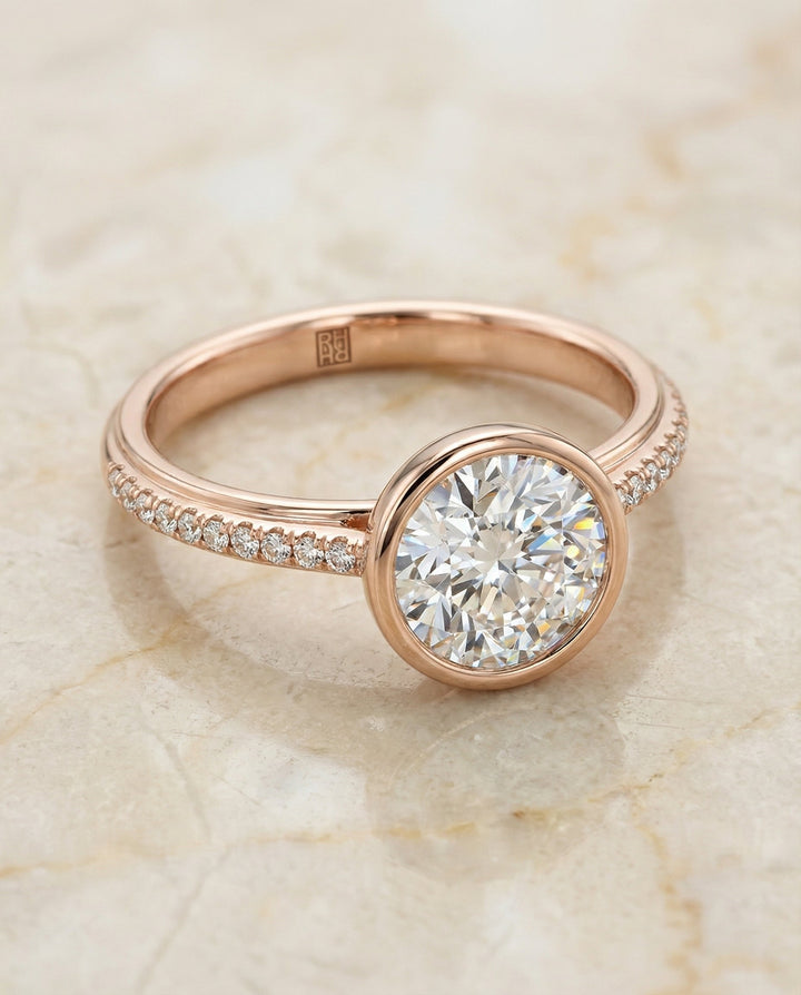 ตัวเรือนแหวนหมั้นเพชร Cappella ทรงกลม ฝังหุ้มขอบ ทองคำชมพู 14K จาก RockHer