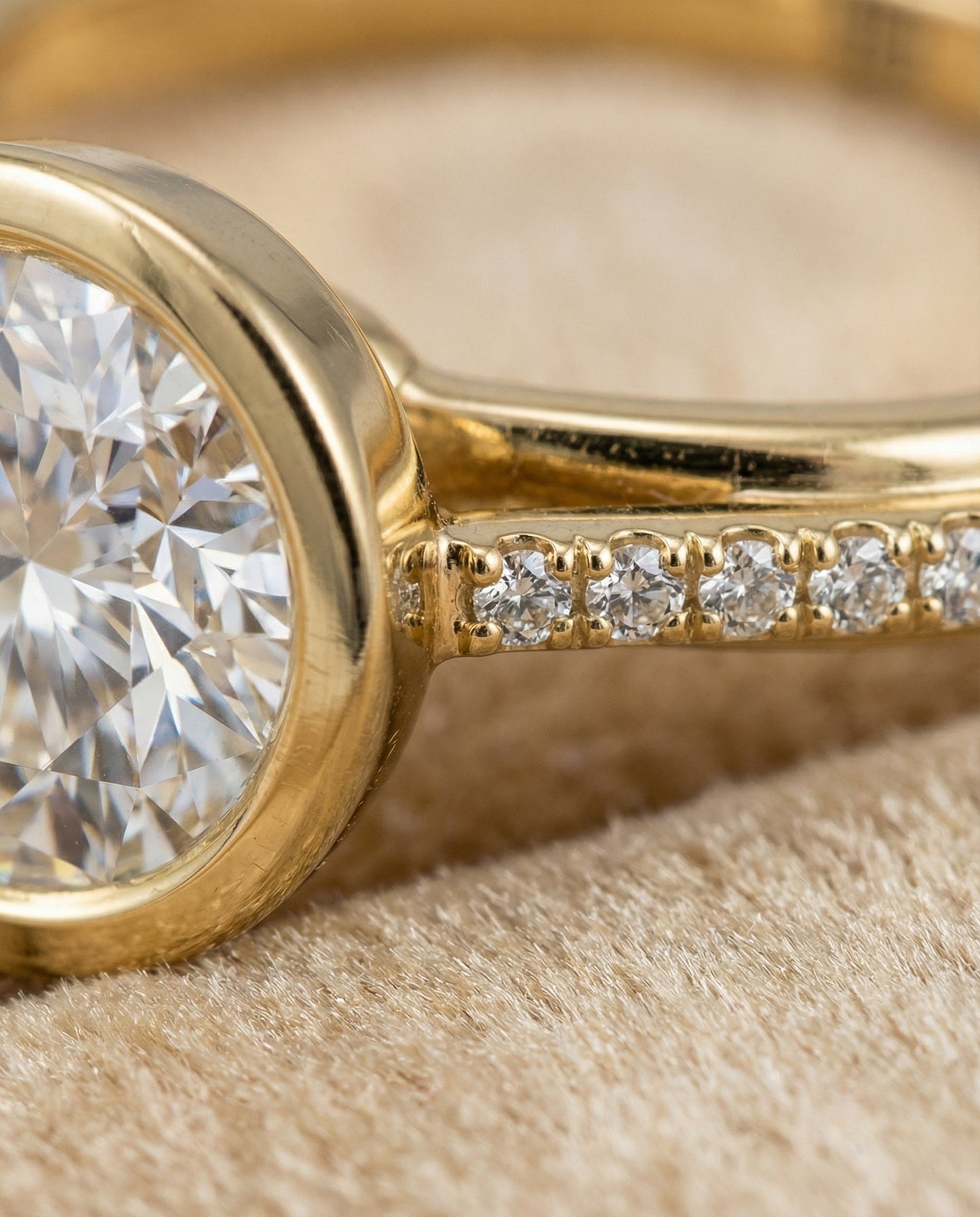 Round Brilliant, Linear Bezel Pavé, in 18K Yellow Gold – detail view | RockHer