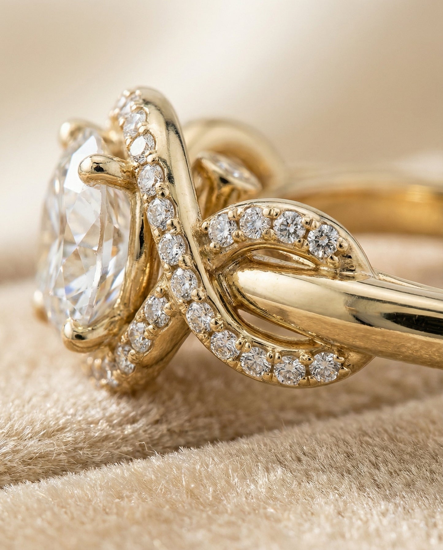 Round Brilliant, Love Knot Halo, in 18K Yellow Gold, pave setting – detail view | RockHer