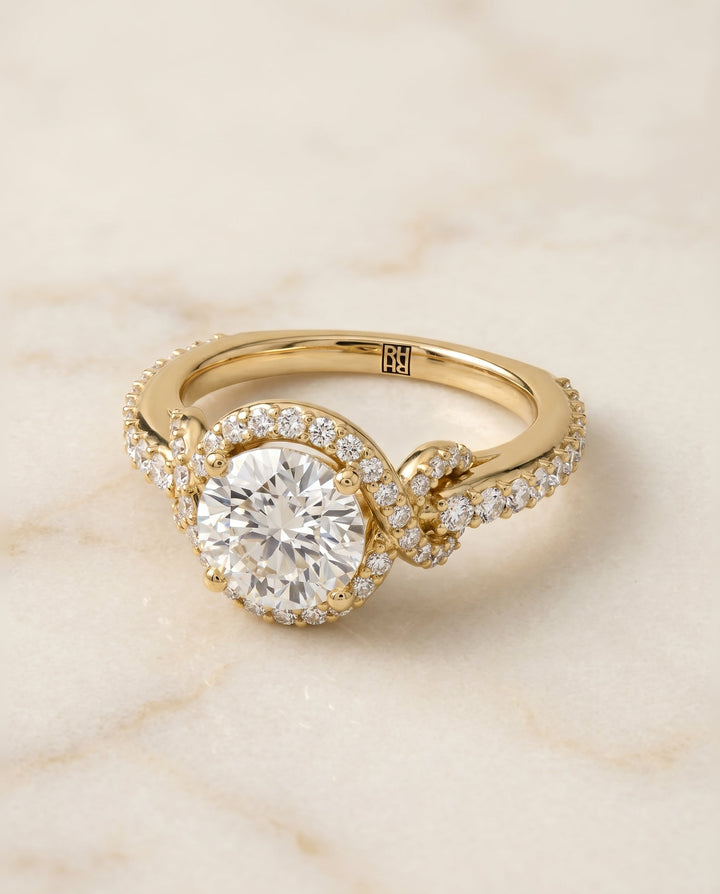 ตัวเรือนแหวนหมั้นเพชร Bess ทรงกลม ฝังปาเว่ ทองคำเหลือง 18K จาก RockHer