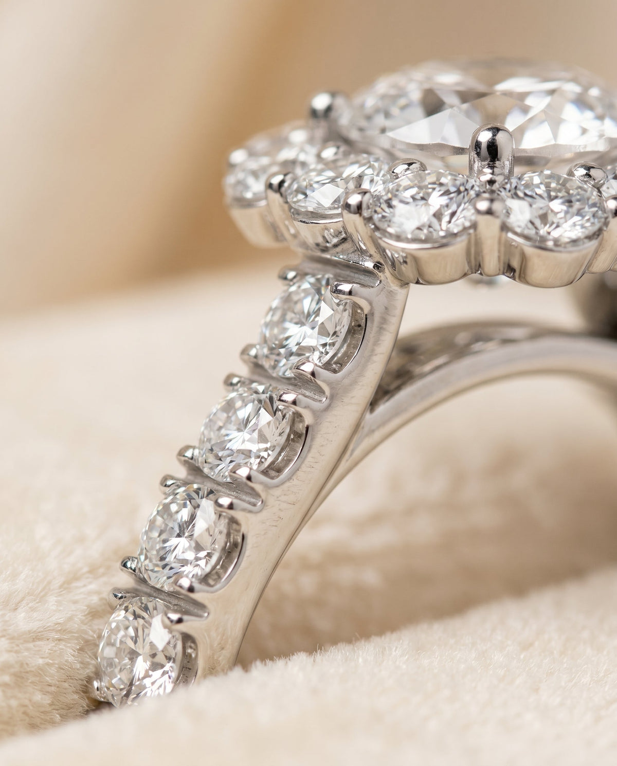ตัวเรือนแหวนหมั้นเพชร Alannah ทรงแอชเชอร์ ฝังหนาม ทองคำขาว 18K จาก RockHer