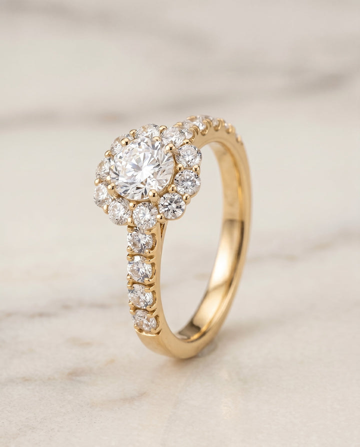 แหวนหมั้นประดับเพชรรูปทรงคุชชั่น Alannah Pavé Halo ทองคำ 18K