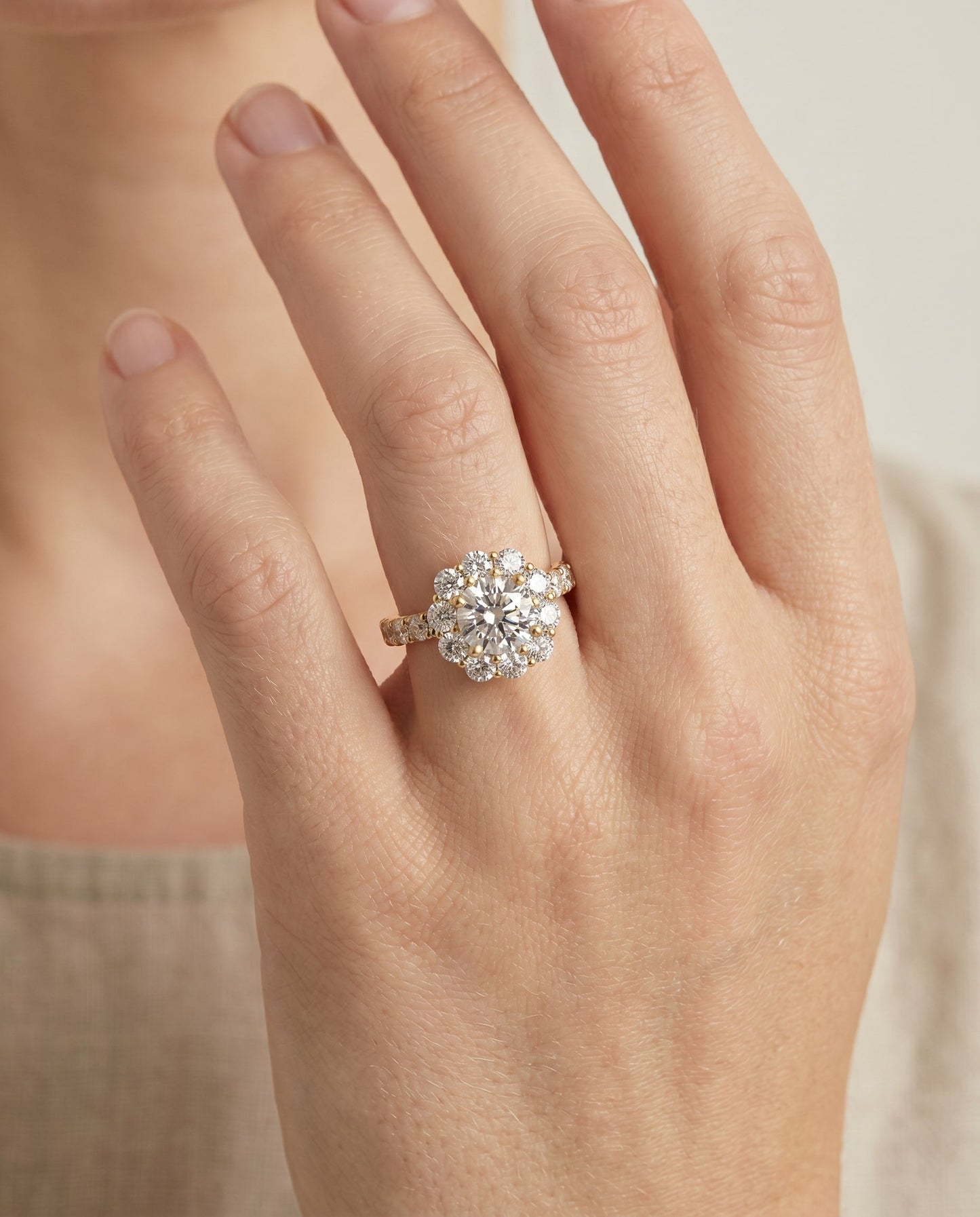 แหวนหมั้นประดับเพชรรูปทรงคุชชั่น Alannah Pavé Halo ทองคำ 18K