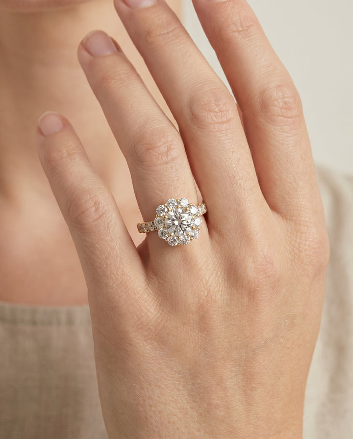 แหวนหมั้นประดับเพชรรูปทรงคุชชั่น Alannah Pavé Halo ทองคำ 18K