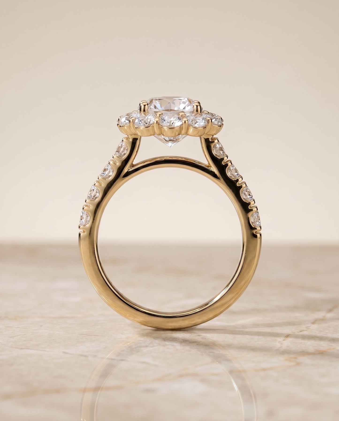 แหวนหมั้นประดับเพชรรูปทรงคุชชั่น Alannah Pavé Halo ทองคำ 18K