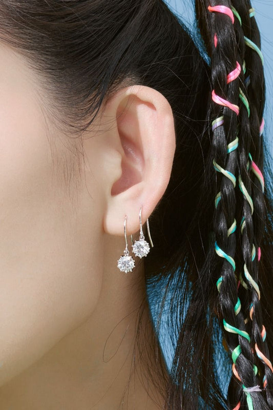 ROCKHER ต่างหูห้อยทรงมงกุฎเงินสเตอร์ลิง .925 ประกอบด้วยเพชรสังเคราะห์คิวบิกเซอร์โคเนีย 9 ก้าน น้ำหนักรวม 2 กะรัต