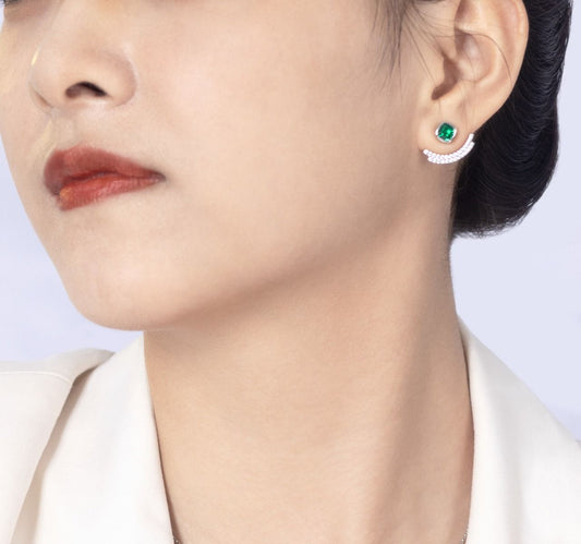 ROCKHER ต่างหูครึ่งวงจรเงินสเตอร์ลิง .925 ประดับด้วยมรกตเขียวสังเคราะห์และซูริเนียมคิวบิกแบบติดตั้งในกรอบพร้อมที่เจาะปรับได้