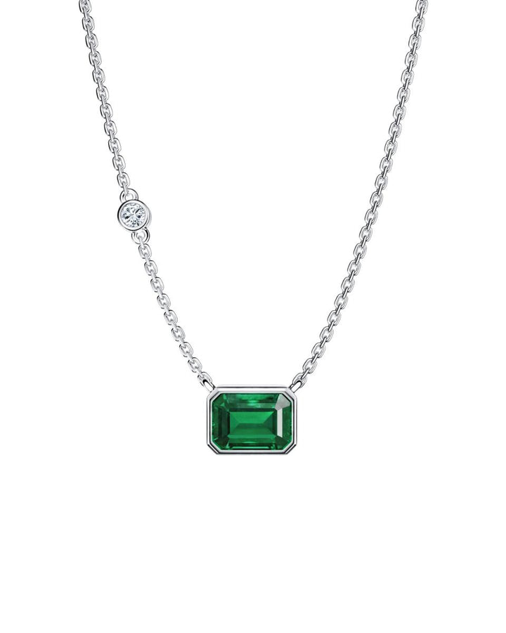 ROCKHER สร้อยคอจี้เงินสเตอร์ลิง .925 ประดับมรกตสีเขียวสังเคราะห์แบบตัดทรงสี่เหลี่ยมและซูริเนียมคิวบิกสีขาวแบบตัดทรงกลมแบบขอบเซต บนสายโซ่ยาว 18"