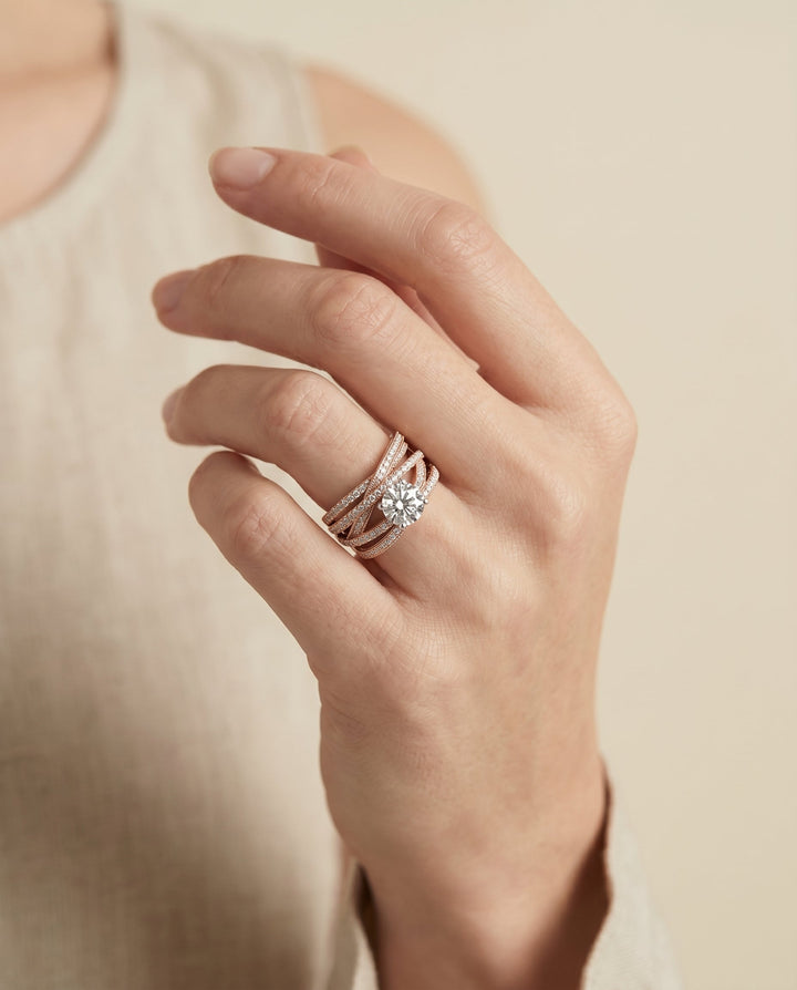 ตัวเรือนแหวนหมั้น Violetta สำหรับเพชรทรงกลม ทองคำชมพู 14K
