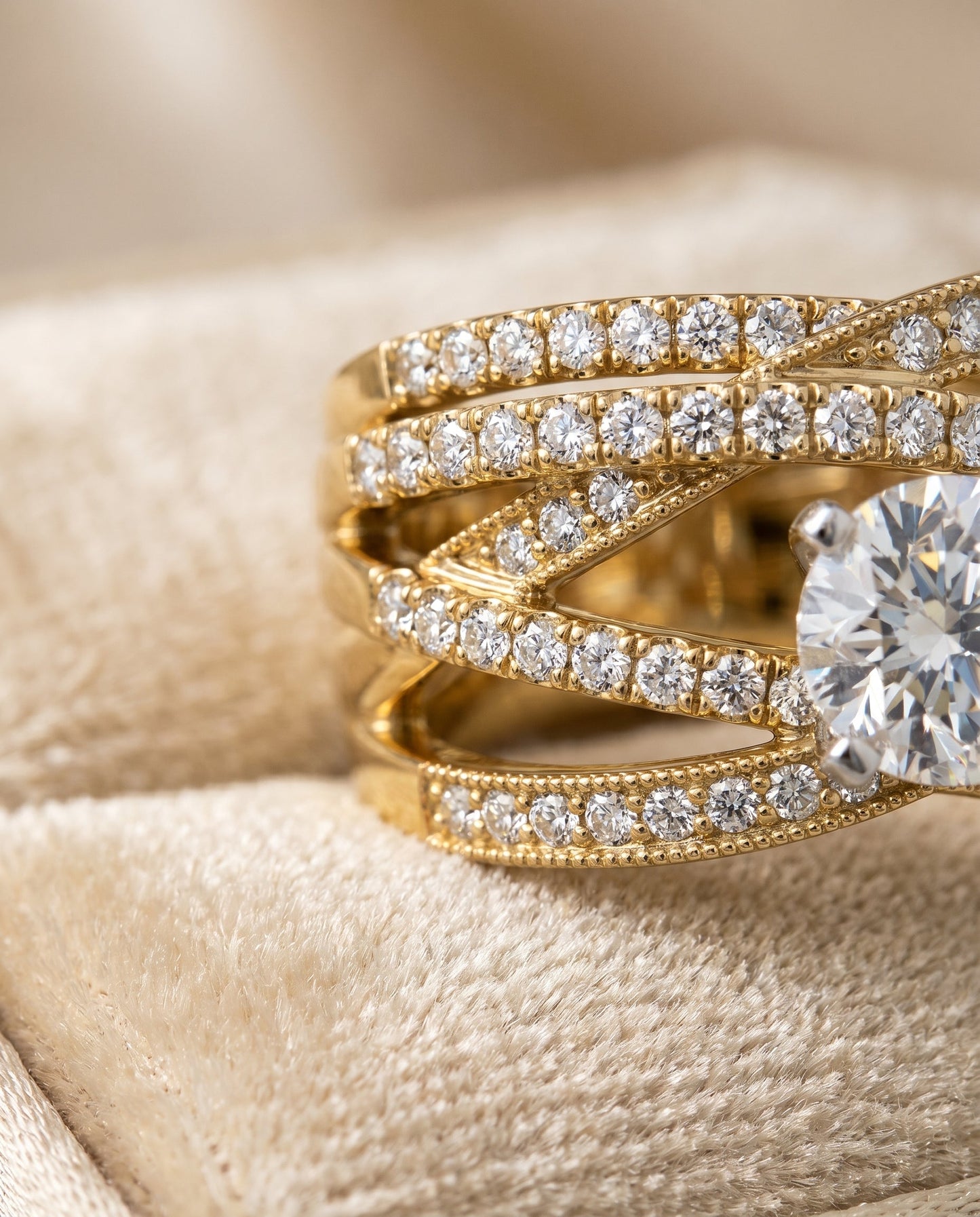ตัวเรือนแหวนหมั้น Violetta สำหรับเพชรทรงกลม ตัวเรือนทอง 18K Yellow Gold