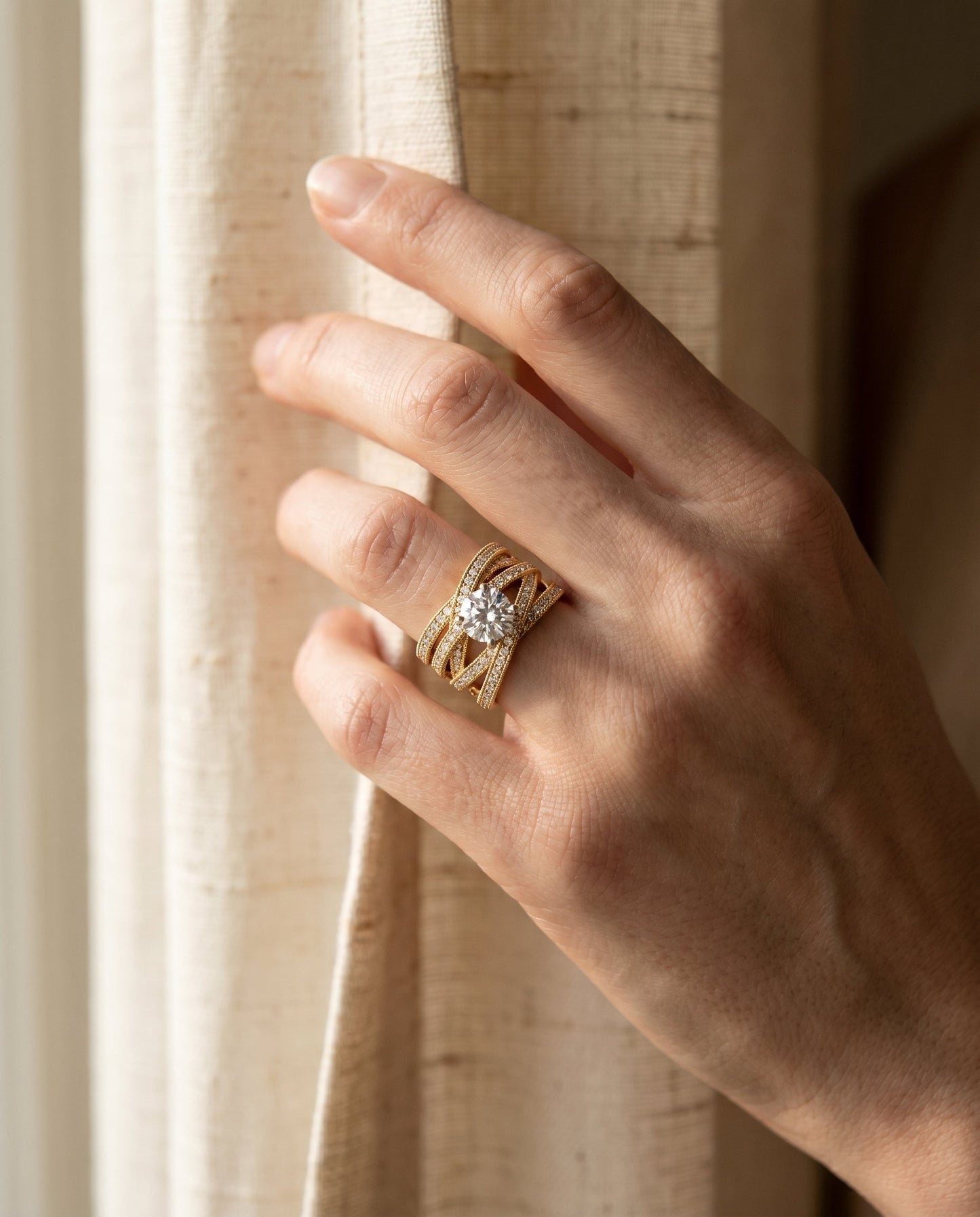 ตัวเรือนแหวนหมั้น Violetta สำหรับเพชรทรงกลม ตัวเรือนทอง 18K Yellow Gold