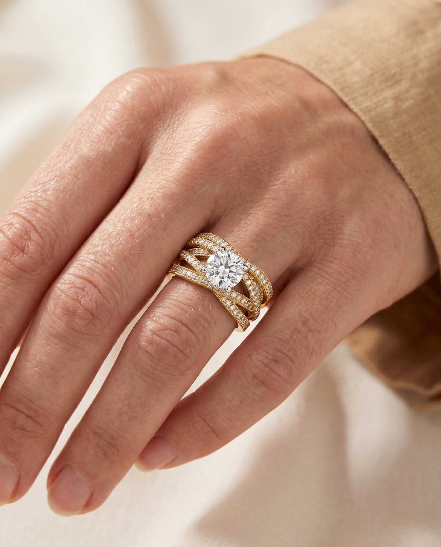 ตัวเรือนแหวนหมั้น Violetta สำหรับเพชรทรงกลม ตัวเรือนทอง 18K Yellow Gold