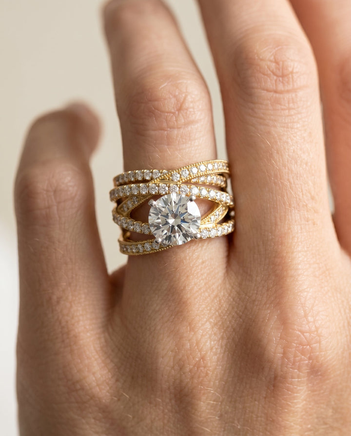ตัวเรือนแหวนหมั้น Violetta สำหรับเพชรทรงกลม ตัวเรือนทอง 18K Yellow Gold