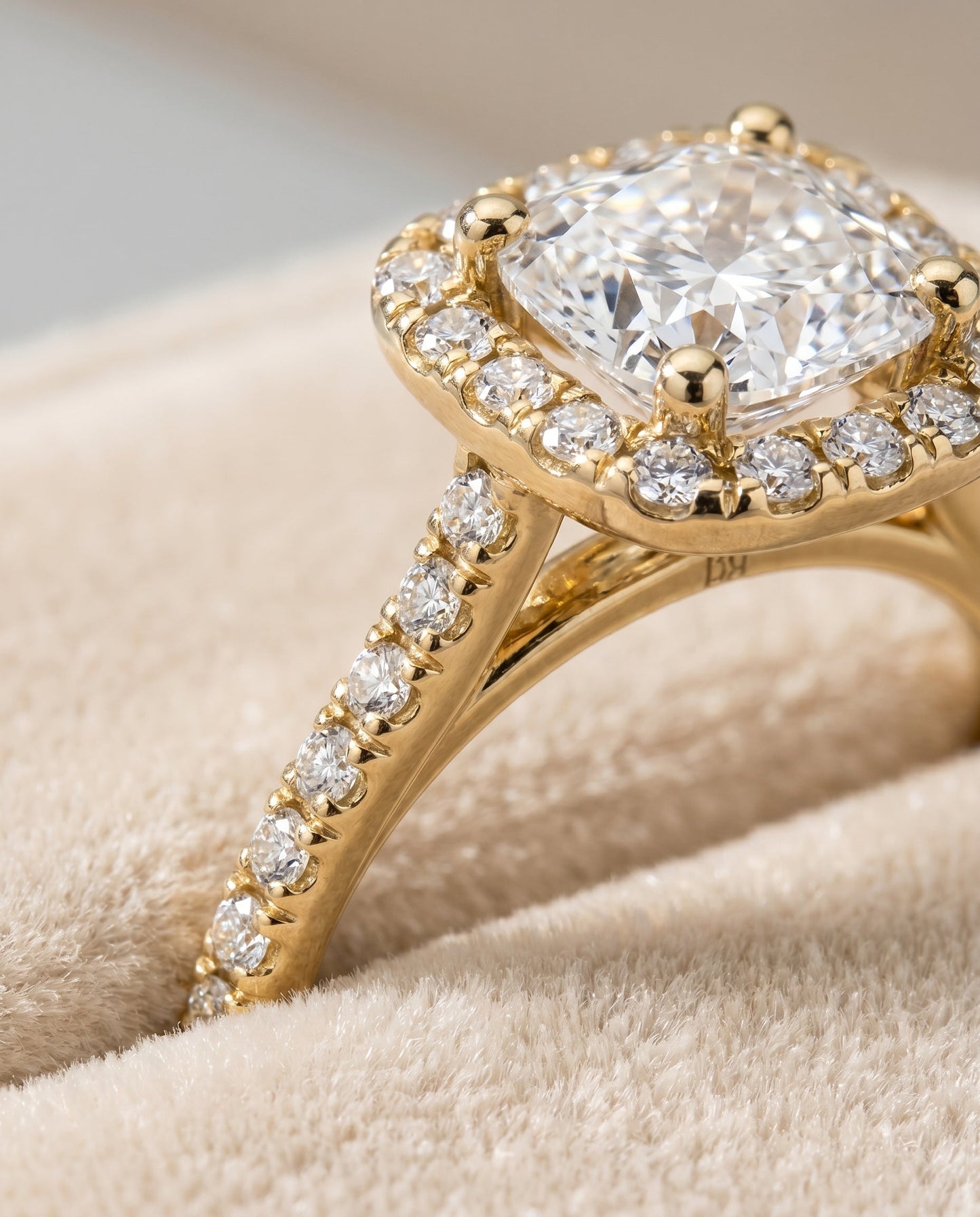 ตัวเรือนแหวนหมั้น Cosette Pavé Halo สำหรับเพชรทรง Cushion ผลิตจากทองคำ 18K