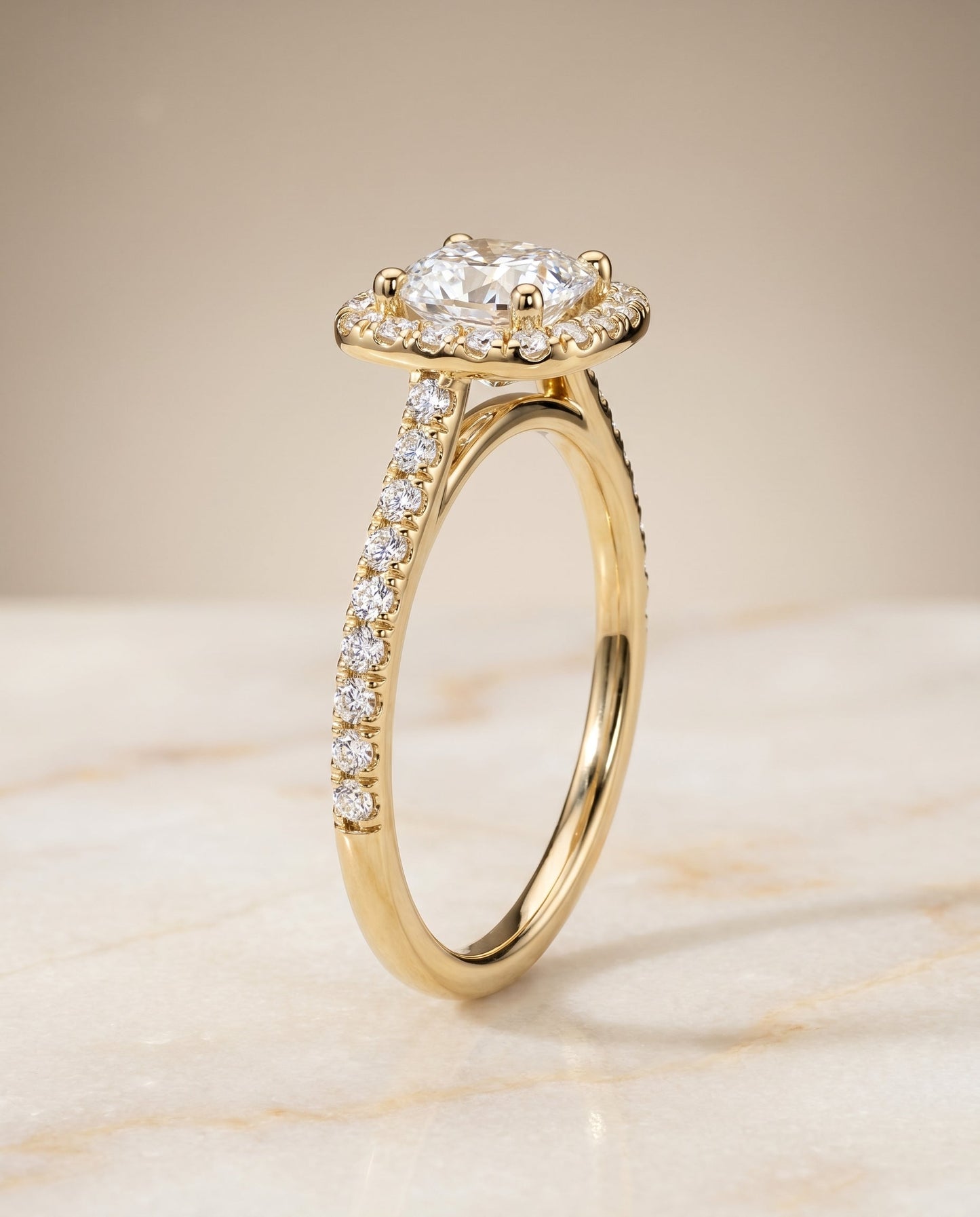 ตัวเรือนแหวนหมั้น Cosette Pavé Halo สำหรับเพชรทรง Cushion ผลิตจากทองคำ 18K