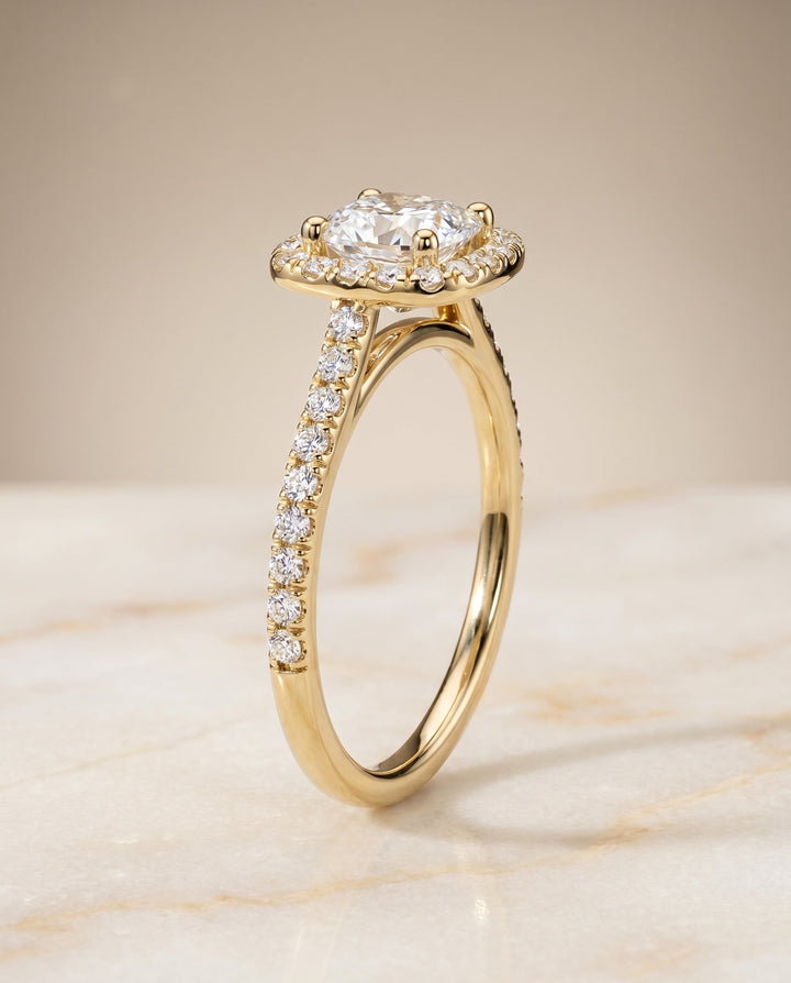 ตัวเรือนแหวนหมั้น Cosette Pavé Halo สำหรับเพชรทรง Cushion ผลิตจากทองคำ 18K