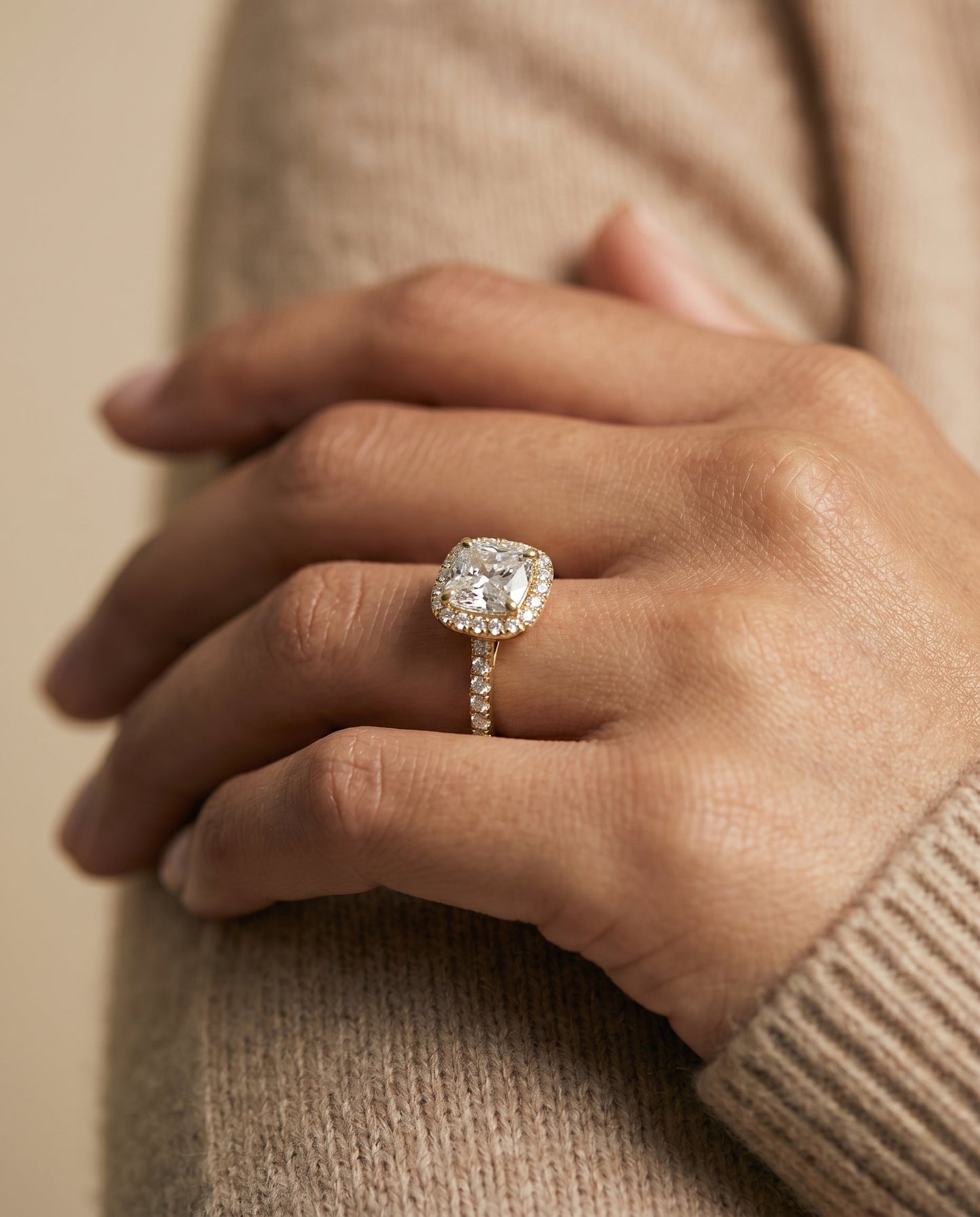 ตัวเรือนแหวนหมั้น Cosette Pavé Halo สำหรับเพชรทรง Cushion ผลิตจากทองคำ 18K