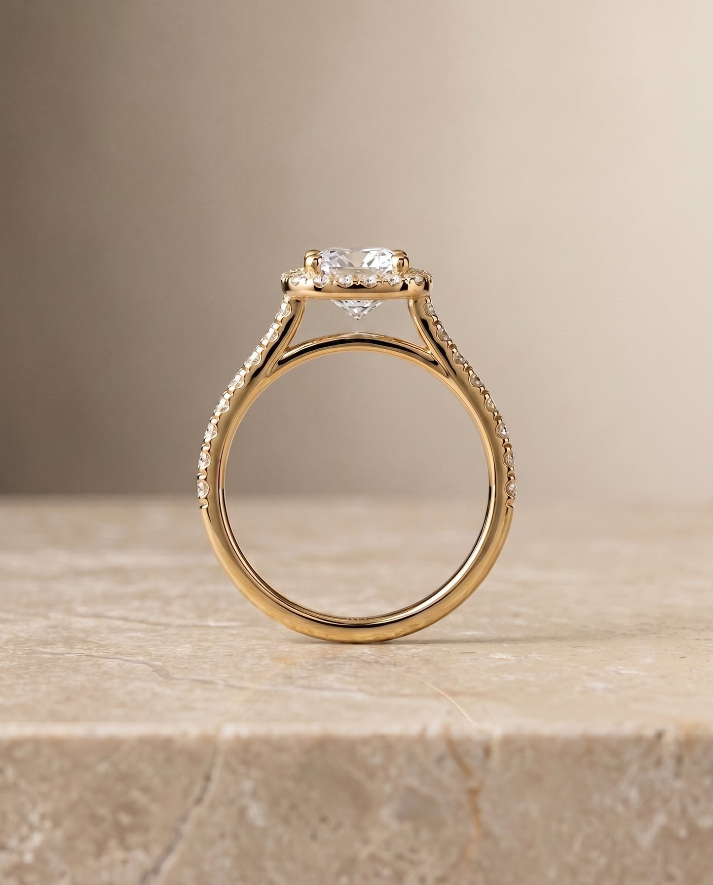 ตัวเรือนแหวนหมั้น Cosette Pavé Halo สำหรับเพชรทรง Cushion ผลิตจากทองคำ 18K
