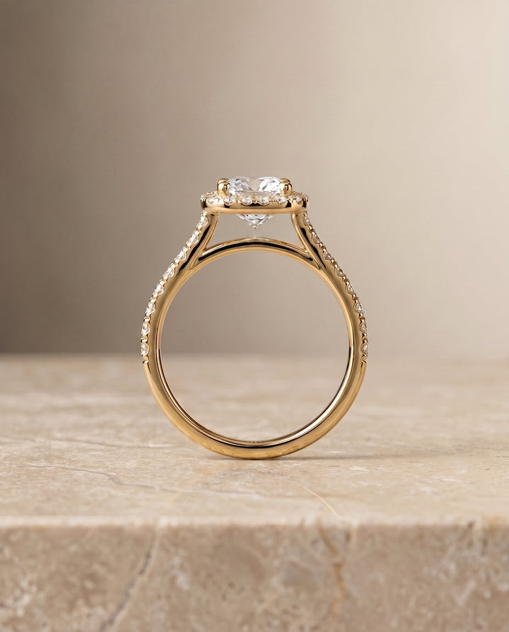 ตัวเรือนแหวนหมั้น Cosette Pavé Halo สำหรับเพชรทรง Cushion ผลิตจากทองคำ 18K