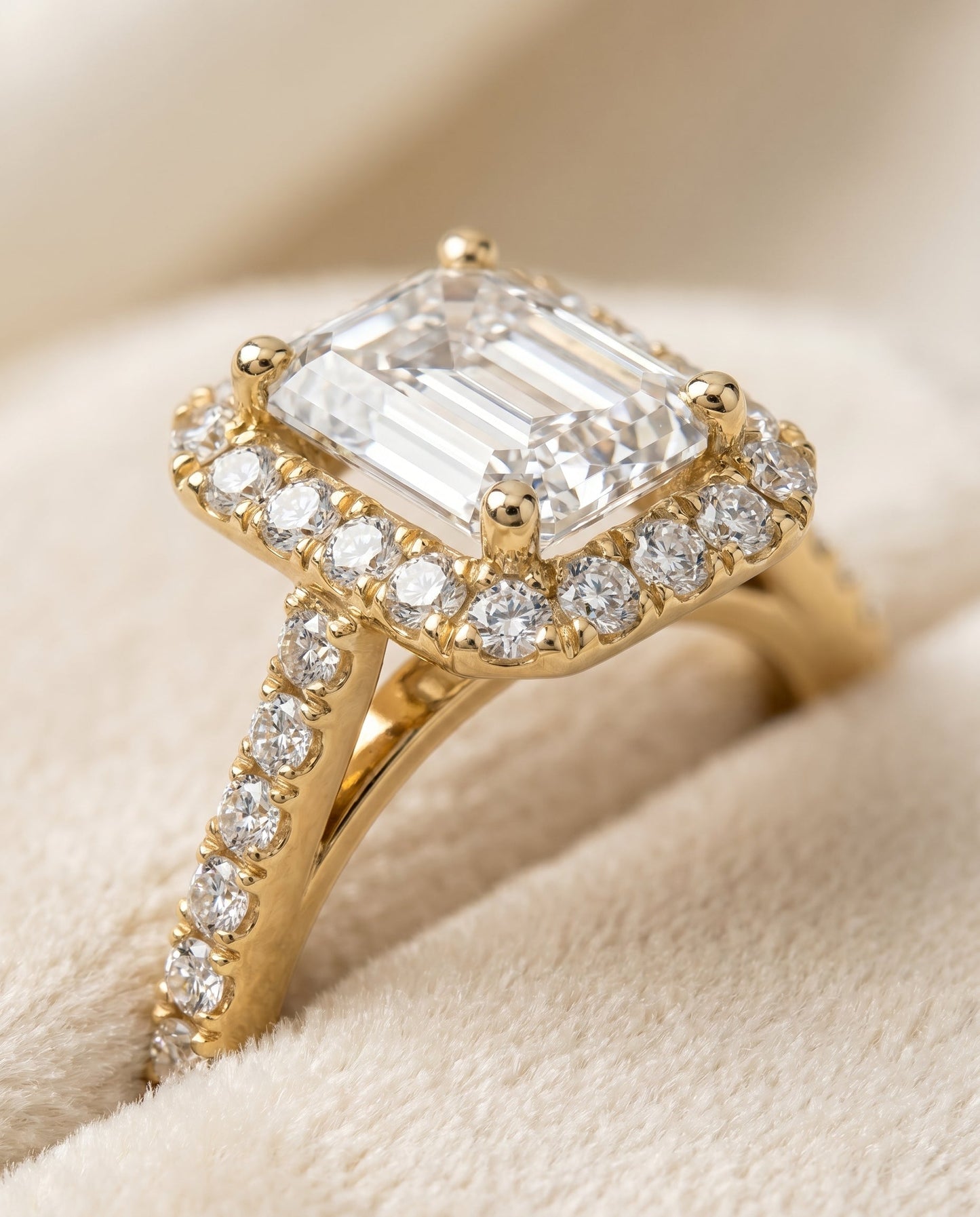 ตัวเรือนแหวนหมั้น Dylan Pavé Halo สำหรับเพชรทรงมรกตในทองคำขาว 18K