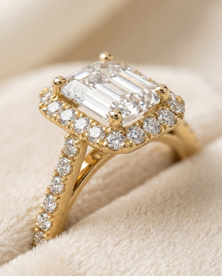 ตัวเรือนแหวนหมั้น Dylan Pavé Halo สำหรับเพชรทรงมรกตในทองคำขาว 18K