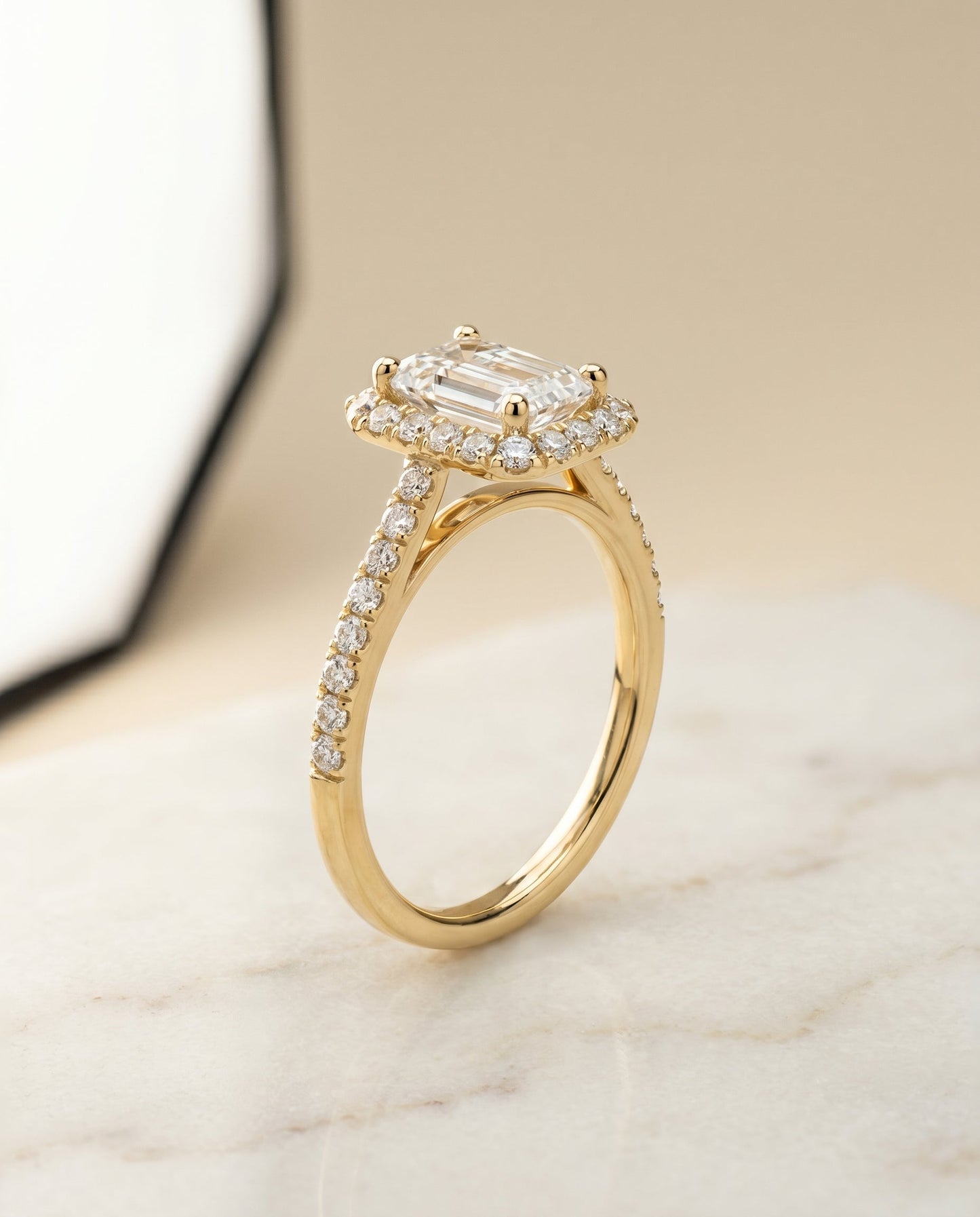 ตัวเรือนแหวนหมั้น Dylan Pavé Halo สำหรับเพชรทรงมรกตในทองคำขาว 18K