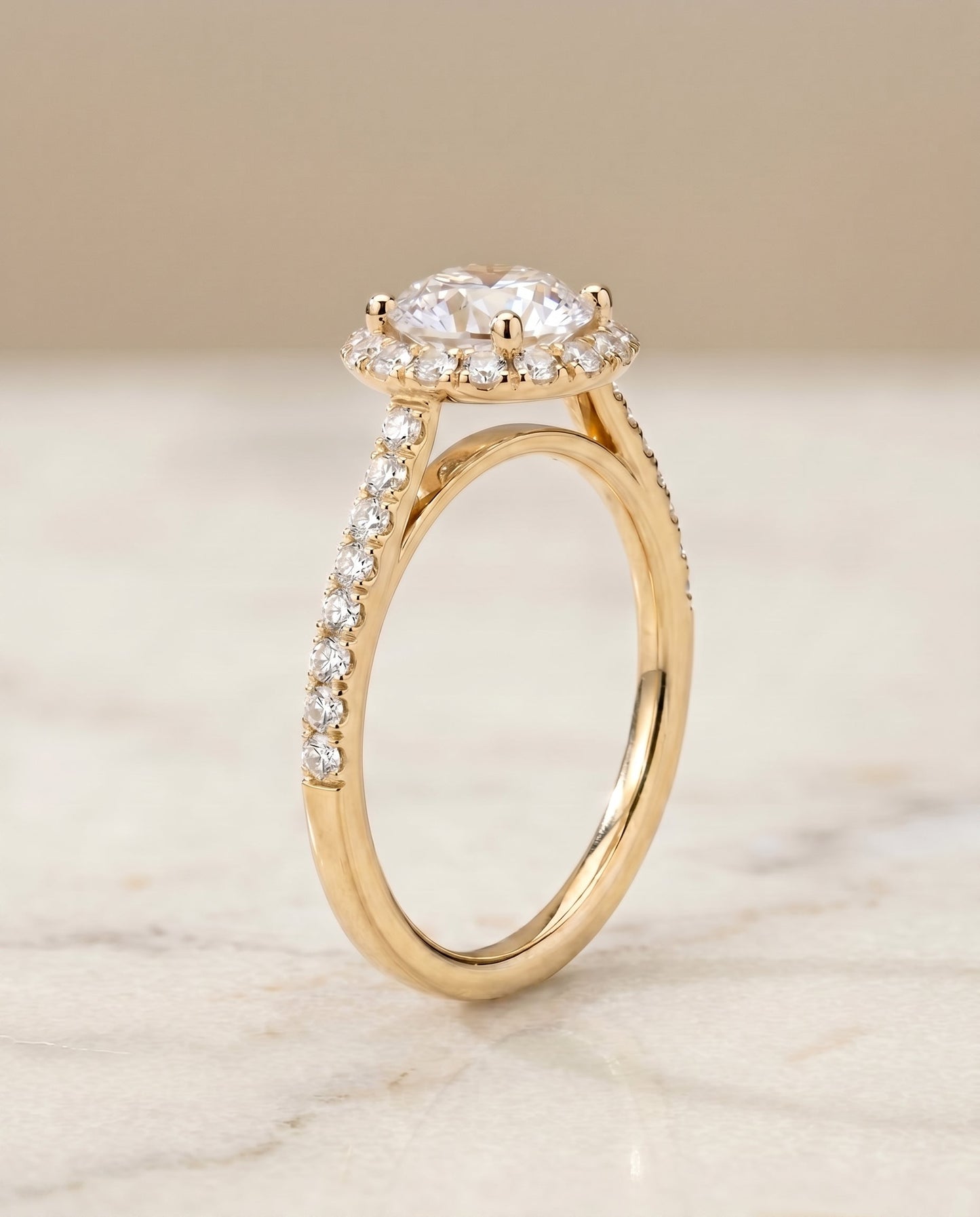 ตัวเรือนแหวนหมั้น Dylan Pavé Halo สำหรับเพชรทรงกลมในทองคำ 18K Yellow Gold