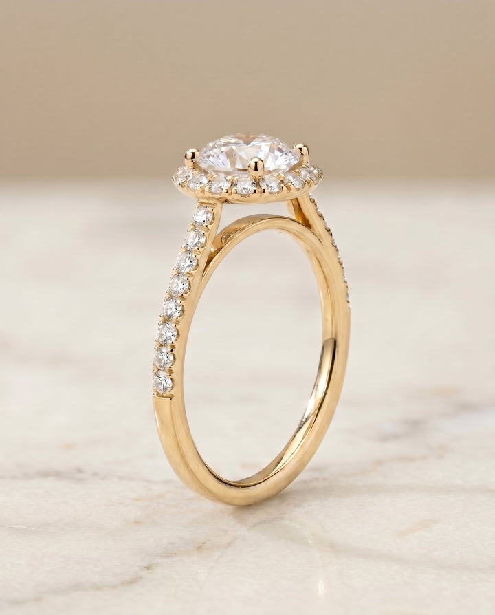 ตัวเรือนแหวนหมั้น Dylan Pavé Halo สำหรับเพชรทรงกลมในทองคำ 18K Yellow Gold