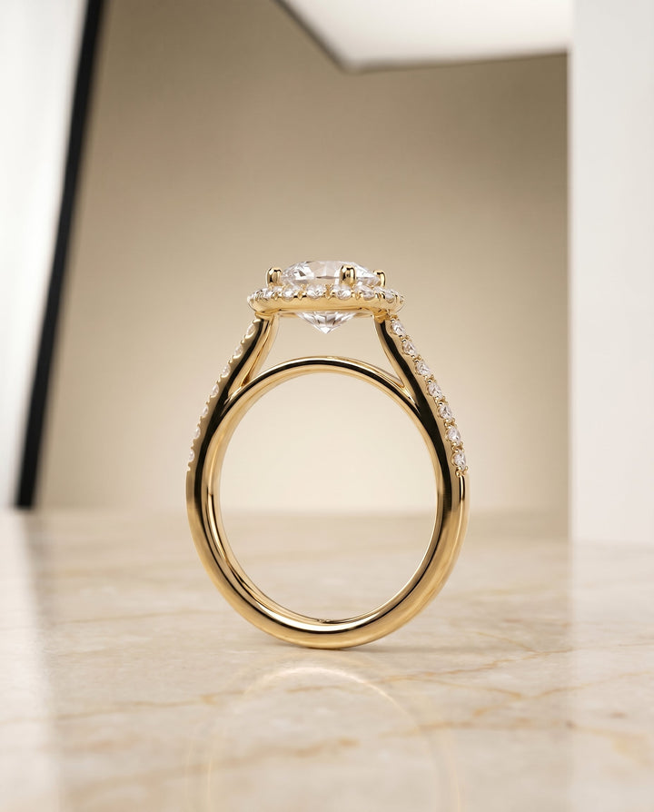ตัวเรือนแหวนหมั้น Dylan Pavé Halo สำหรับเพชรทรงกลมในทองคำ 18K Yellow Gold